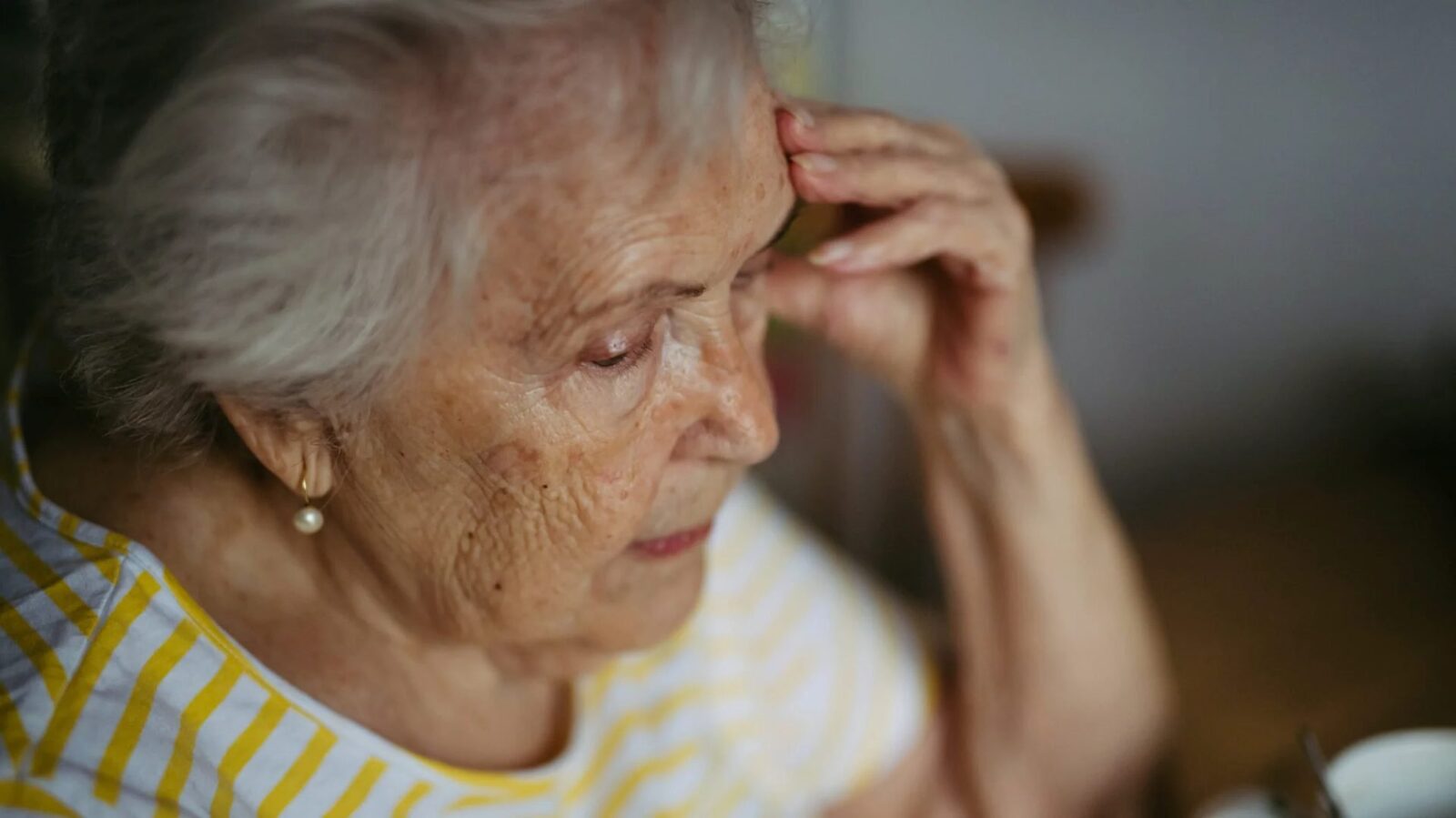 Pensionari, RUINA financiară bate la ușă: Ajutoarele sociale, în pericol critic!