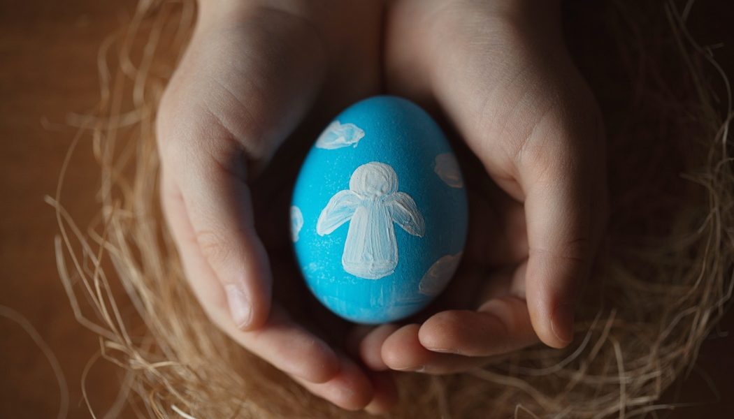 Pachete de Paște pentru săraci: Biserica, braț de ajutor al autorităților