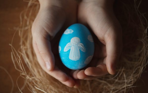 Pachete de Paște pentru săraci: Biserica, braț de ajutor al autorităților