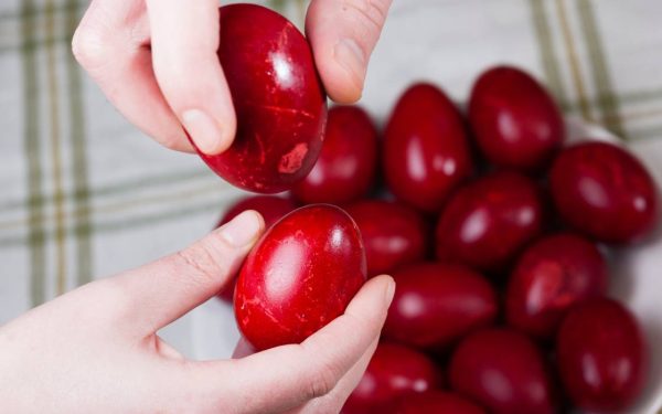 Alergia la ouăle de Paște: Simptome, riscuri și CÂND mergi la medic