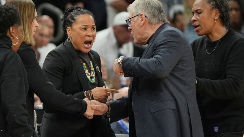 Geno Auriemma, antrenorul principal al echipei feminine de baschet Universitatea din Connecticut (UConn), și-a cerut scuze public după incidentele din finalul meciului din Final Four, în care echipa sa a fost eliminată de South Carolina Gamecocks