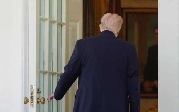 Cifre sumbre: Donald Trump, în declin pe fondul economic și presiunii iraniene