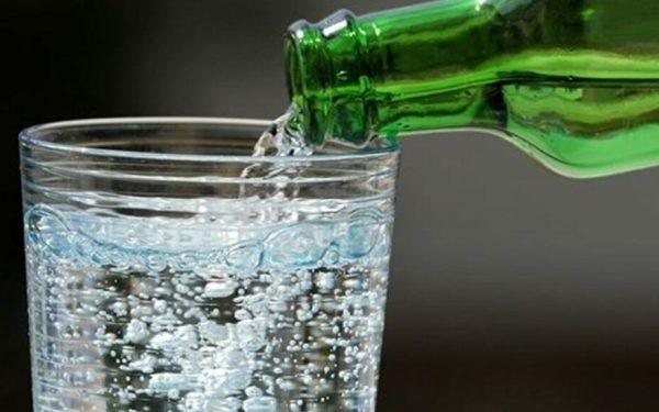 Apa minerală, suspectă: Risc de cancer de colon? Specialiștii trag semnale de alarmă