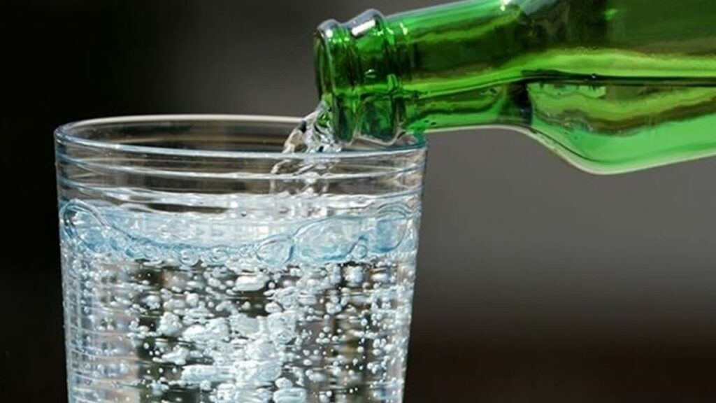 Apa minerală, suspectă: Risc de cancer de colon? Specialiștii trag semnale de alarmă