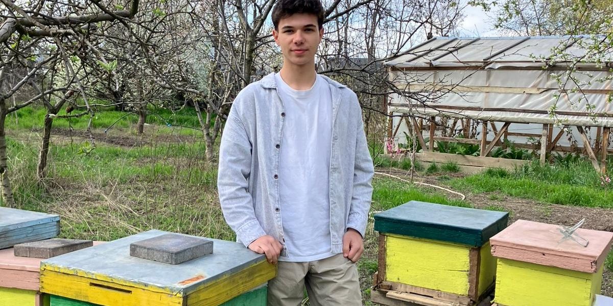 Codrin, elevul din Iași care a făcut avere din albine: Premiu internațional!