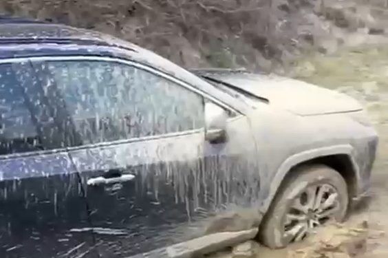 Jandarmii, eroii GPS-ului: Au salvat doi șoferi blocați în noroi