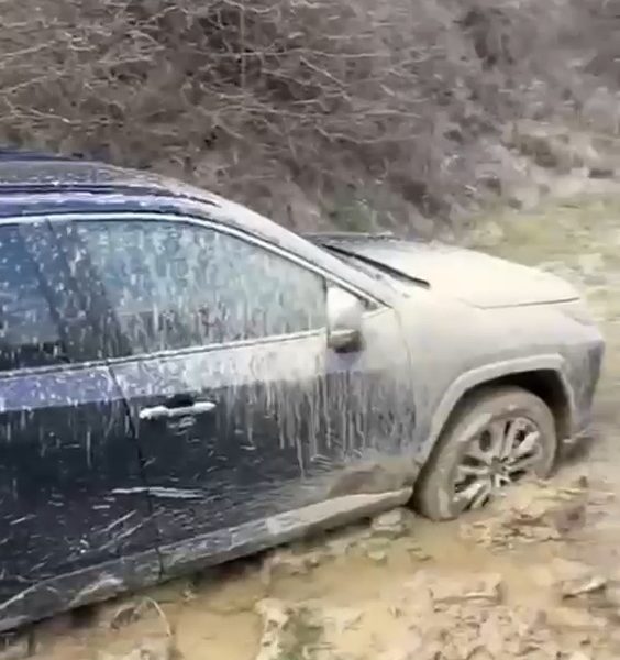 Jandarmii, eroii GPS-ului: Au salvat doi șoferi blocați în noroi