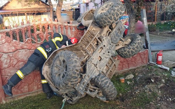 ATV răsturnat de Paște: Accident spectaculos pe gard