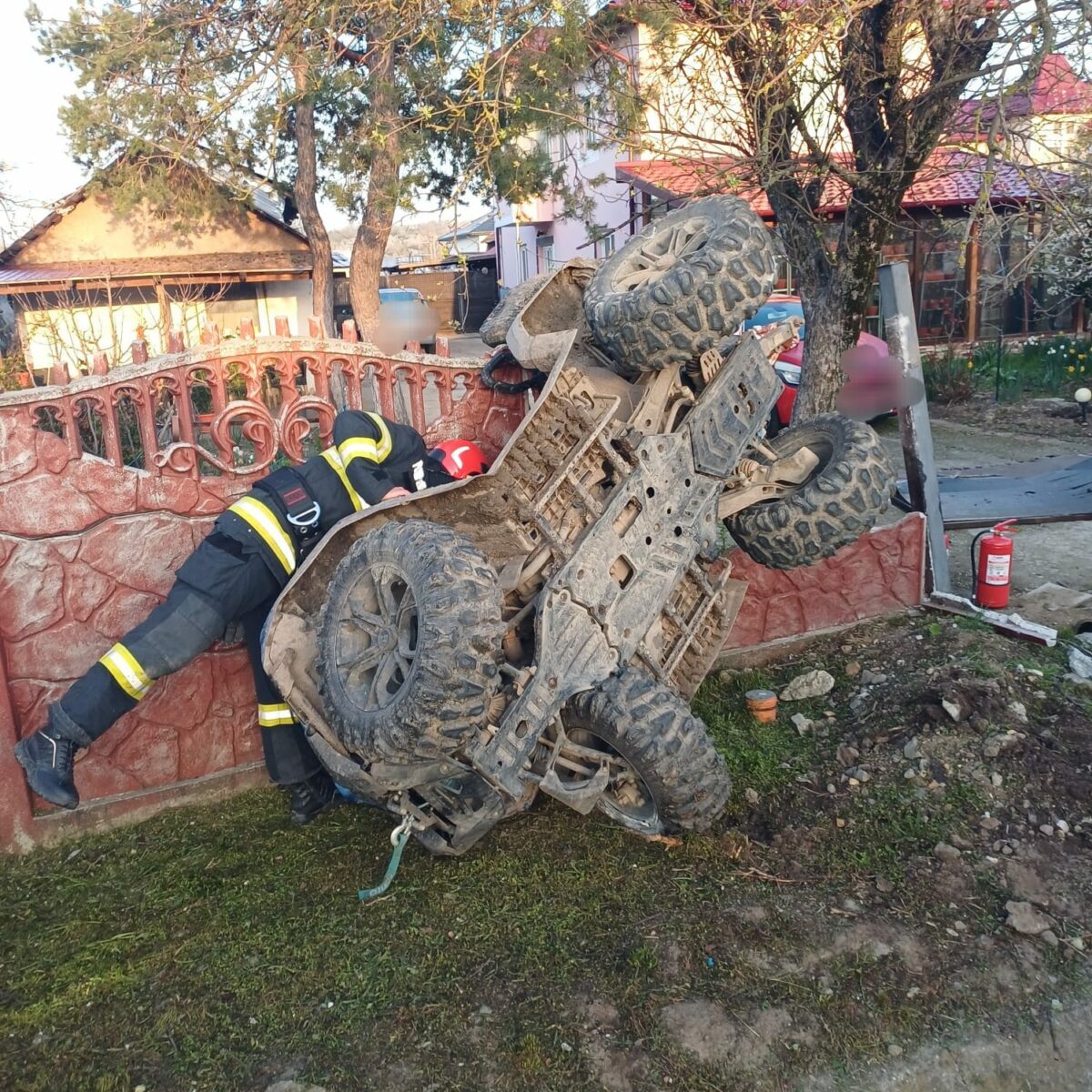 ATV răsturnat de Paște: Accident spectaculos pe gard