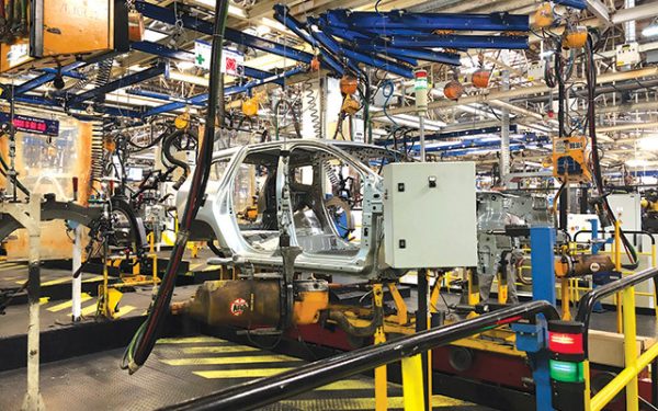 Industria auto românească, la intersecție: Ford accelerează, Dacia încetinește Industria auto din România se află într-un moment de turnură