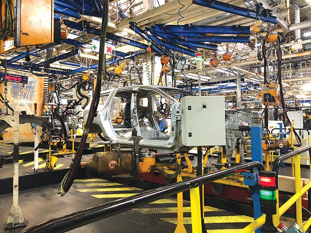 Industria auto românească, la intersecție: Ford accelerează, Dacia încetinește Industria auto din România se află într-un moment de turnură
