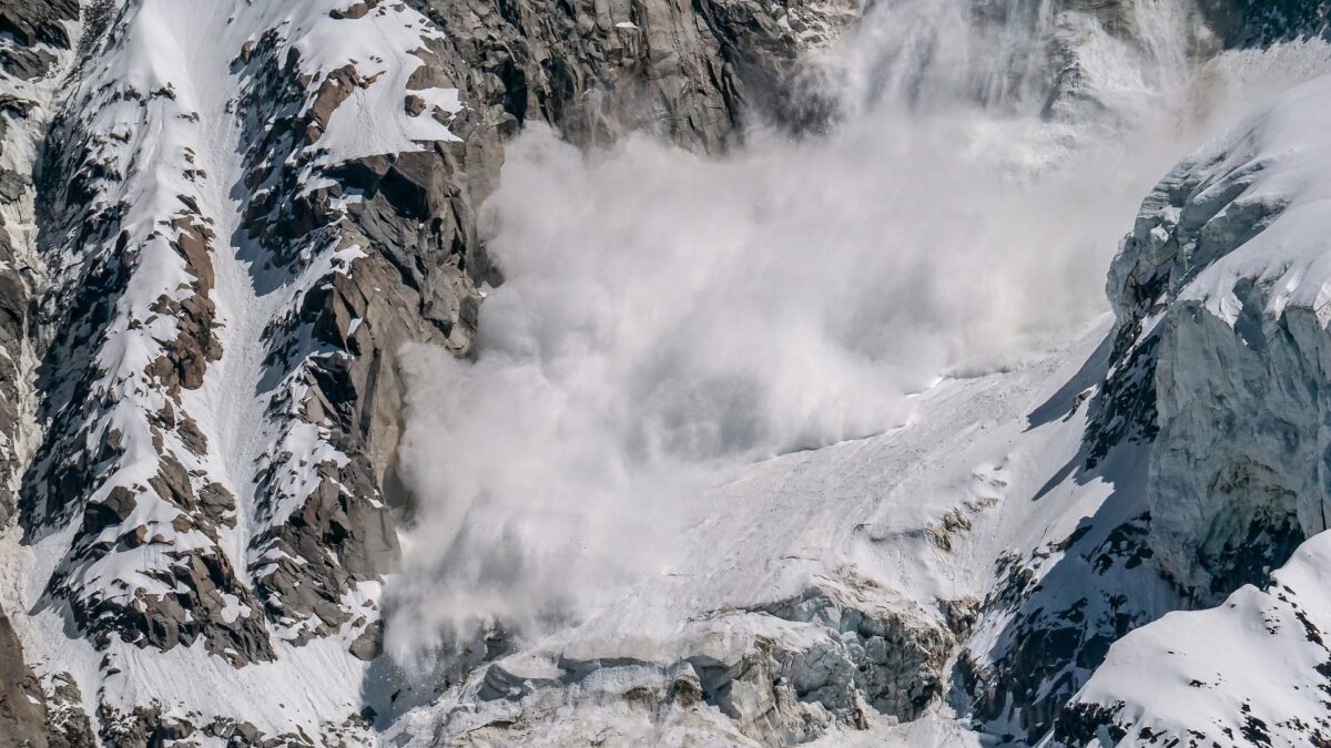 Avalanșe la munte: ANM avertizează schiori și turiști despre pericol