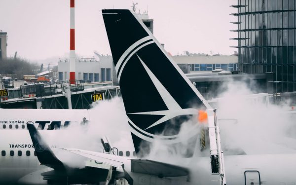 UE: Măsuri de urgență pentru combustibilul avioanelor. Războiul, pericol pentru aprovizionare