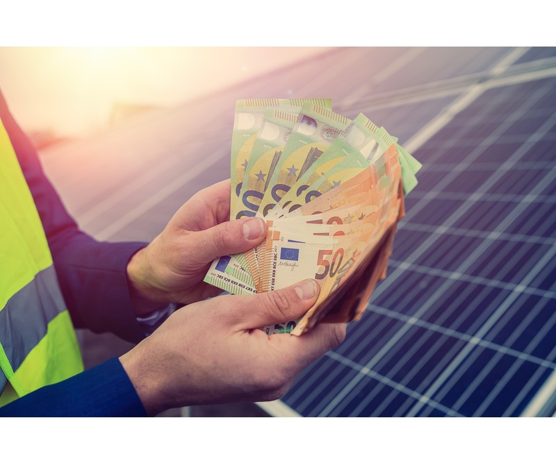 Fermierii români pot primi până la 20 mil. euro din fonduri europene pentru panouri și baterii în 2026