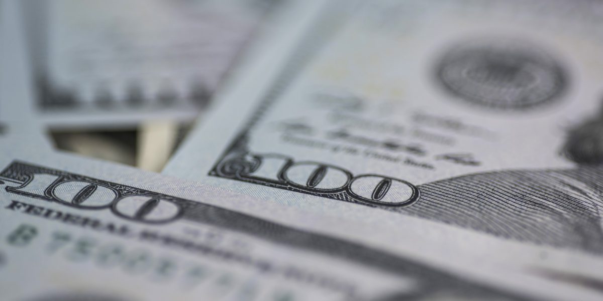 Chinezoaică furioasă aruncă 160.000 de dolari de la balcon, după ceartă în familie