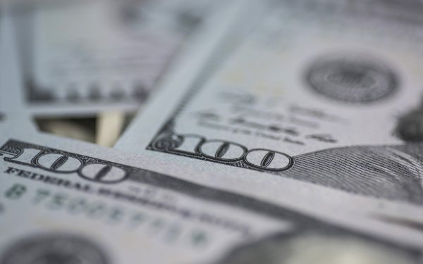 Chinezoaică furioasă aruncă 160.000 de dolari de la balcon, după ceartă în familie