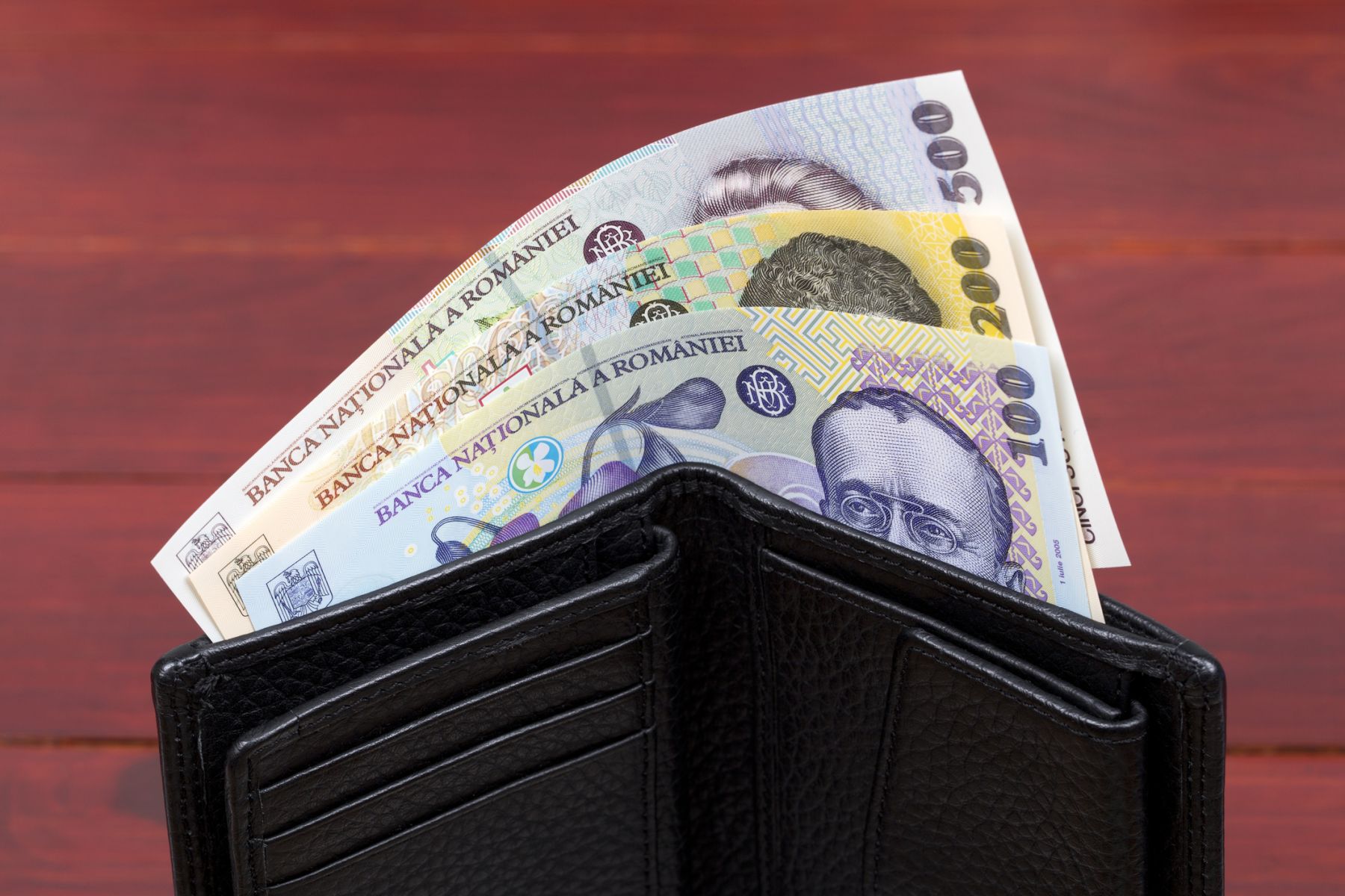 Economistul-șef al BRD, Florian Libocor, recomandă românilor să adopte o abordare echilibrată în gestionarea resurselor financiare, subliniind că diferența dintre panică și stabilitate constă în reguli simple și în schimbarea mentalității de consum