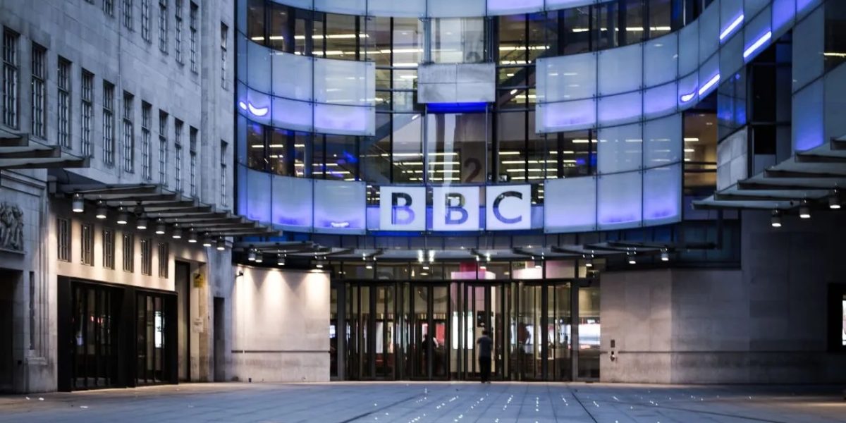 BBC dă afară aproape 10% din angajați: Cea mai mare restructurare din ultimii 15 ani