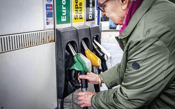 Proteste FURIOASE în Irlanda: Poliția declară mitingurile anti-prețuri, ILEGALE