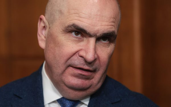 Ce salariu are premierul Bolojan și cum se compară cu șefii europeni?