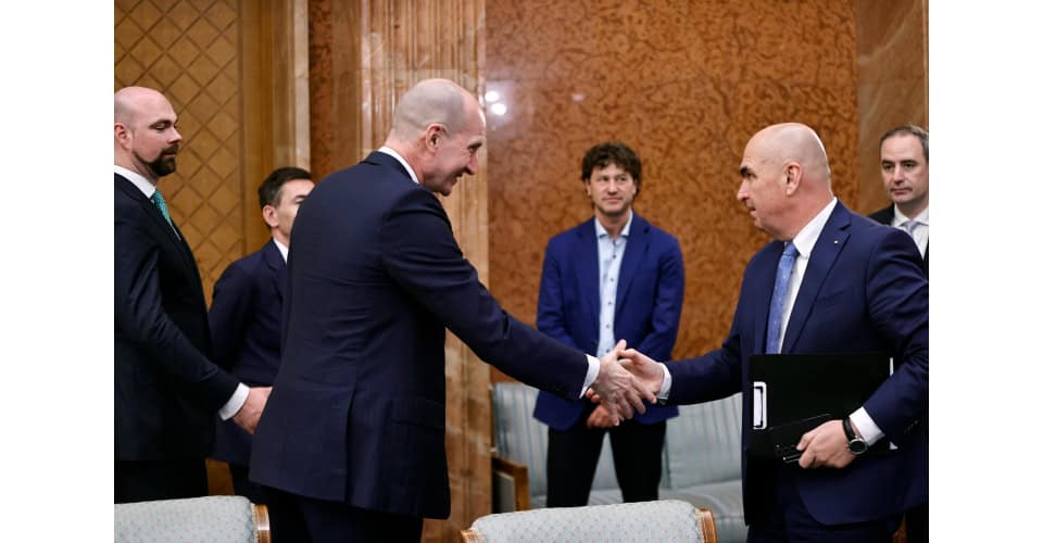România riscă să intre în recesiune în 2026 dacă prețul petrolului rămâne ridicat Un raport recent al S&P Global Ratings avertizează asupra riscului ca România să intre în recesiune în anul 2026, în cazul în care prețul petrolului va continua să rămână la niveluri ridicate