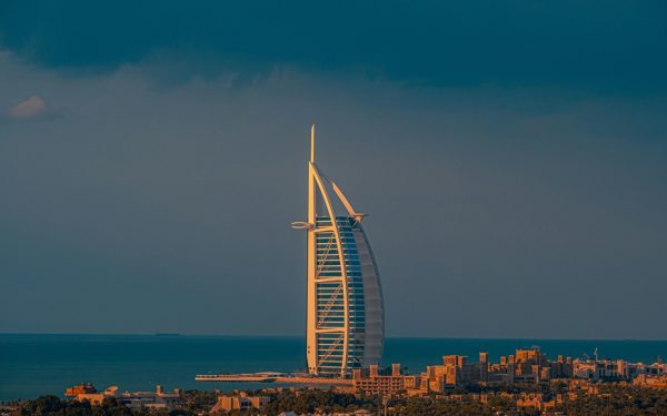 Burj Al Arab, simbolul luxului, se închide: Lovit de dronă, renovare de 18 luni