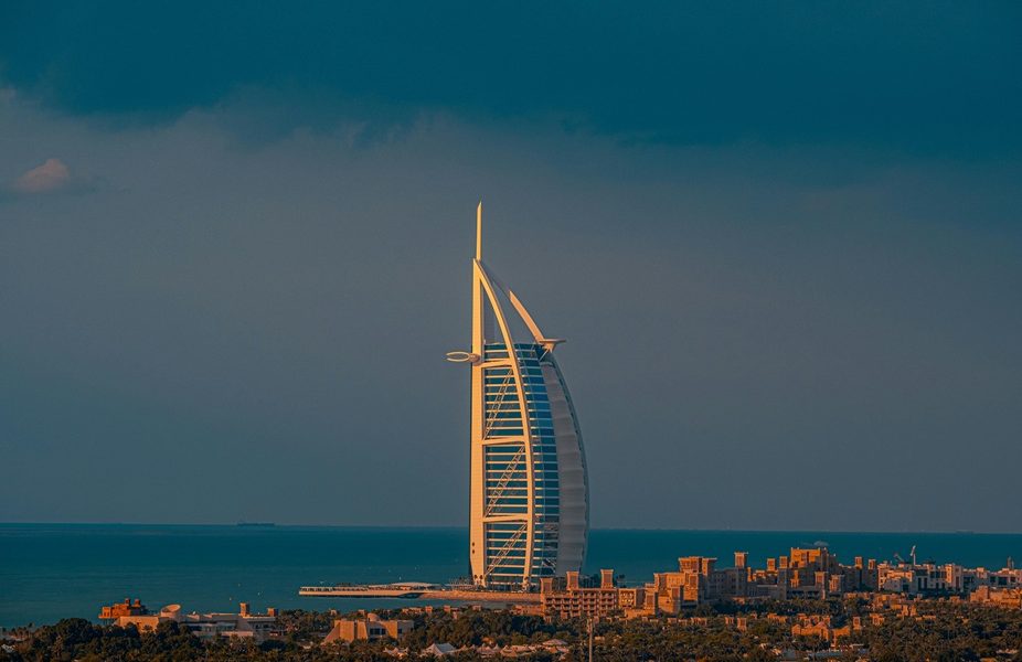 Burj Al Arab, simbolul luxului, se închide: Lovit de dronă, renovare de 18 luni