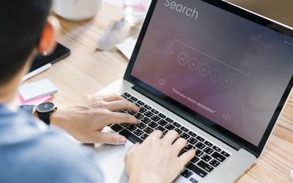 Cosmeticele bărbaților sfidează vârsta: Vedete și Google, cucerite de trend