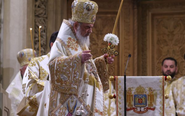 Începe slujba de Înviere 2026: Ora și unde pot lua credincioșii Lumina Sfântă