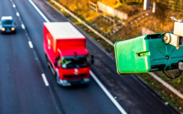 Radare cu AI, în Europa: Camerele „văd” șoferii și în interior!