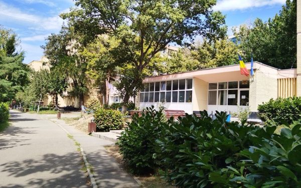 De la „cutia de chibrituri” la papucii de Paște: Studenții și Sărbătorile