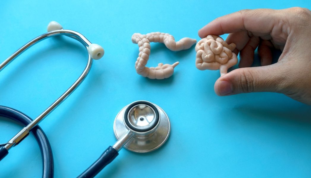 Tineri, tot mai mulți atinși de cancer la colon: Fenomen global îngrijorător
