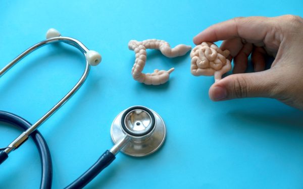 Tineri, tot mai mulți atinși de cancer la colon: Fenomen global îngrijorător