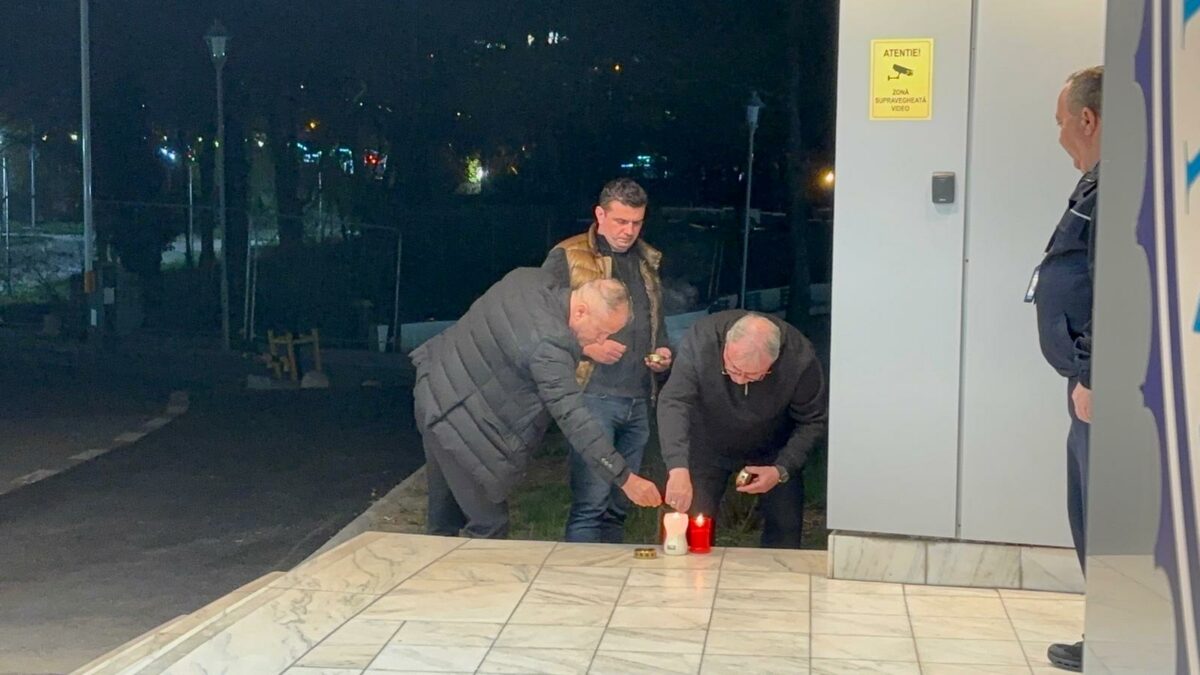 Marți seara, în fața Spitalului Universitar de Urgență din București, au fost aprinse primele candele