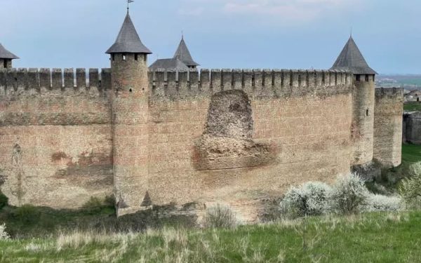 Zidul Cetății Hotin, martor al gloriei lui Ștefan cel Mare, s-a prăbușit