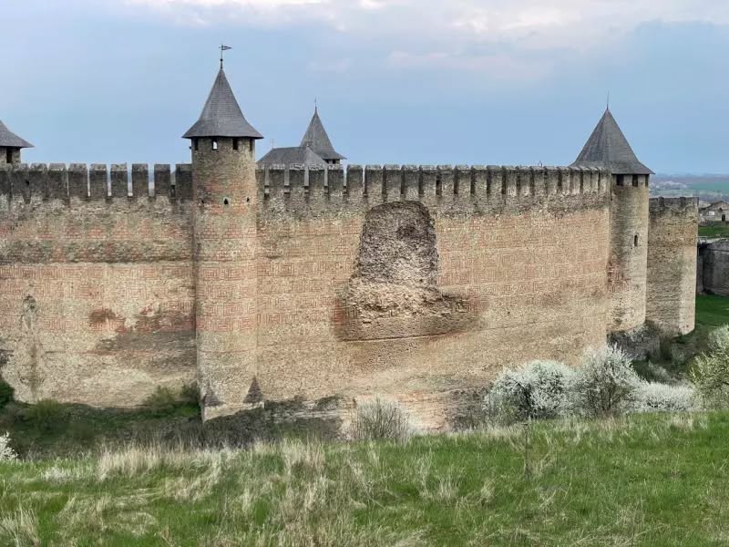 Zidul Cetății Hotin, martor al gloriei lui Ștefan cel Mare, s-a prăbușit