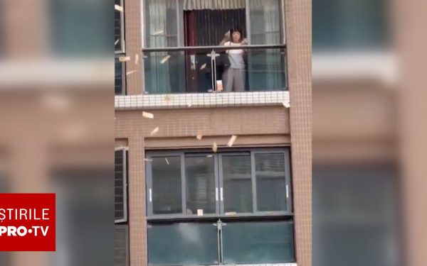 Femeie furioasă aruncă 160.000 dolari de la balcon după ceartă cu soțul. VIDEO