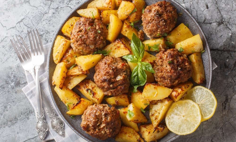 Grecia pe tavă: Minune de chiftele la cuptor, gata în timp record