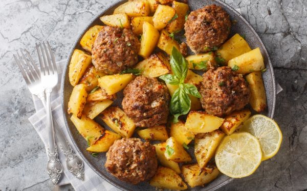 Grecia pe tavă: Minune de chiftele la cuptor, gata în timp record