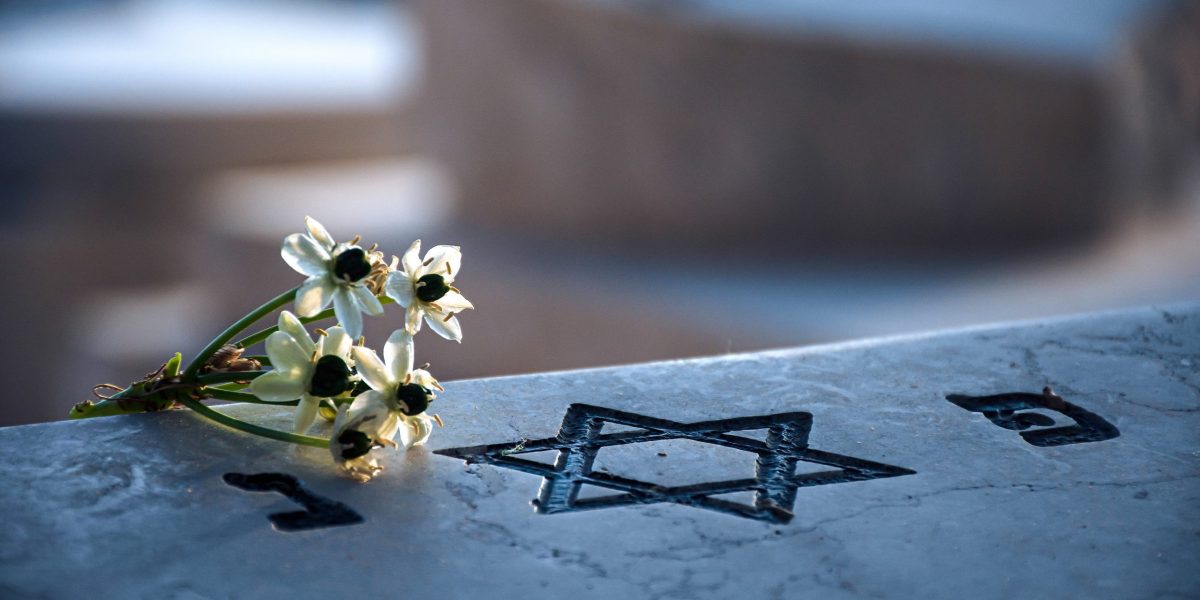 Vandalism la Reghin, în Noaptea de Paște: Cimitir Evreiesc, profanat