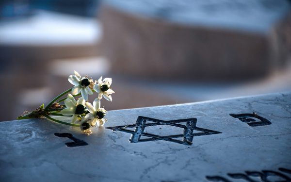 Vandalism la Reghin, în Noaptea de Paște: Cimitir Evreiesc, profanat