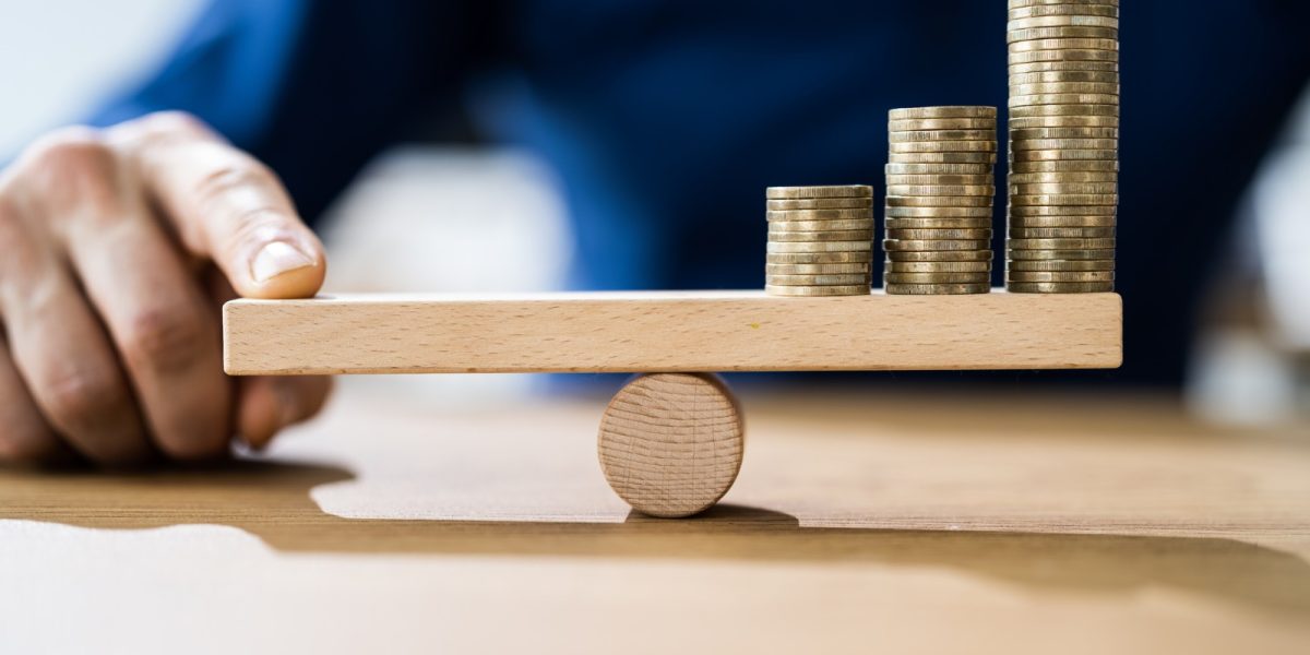 Inflația în România: Firmele înghit pierderi, românii strâng cureaua la cumpărături