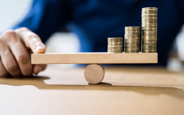 Inflația în România: Firmele înghit pierderi, românii strâng cureaua la cumpărături