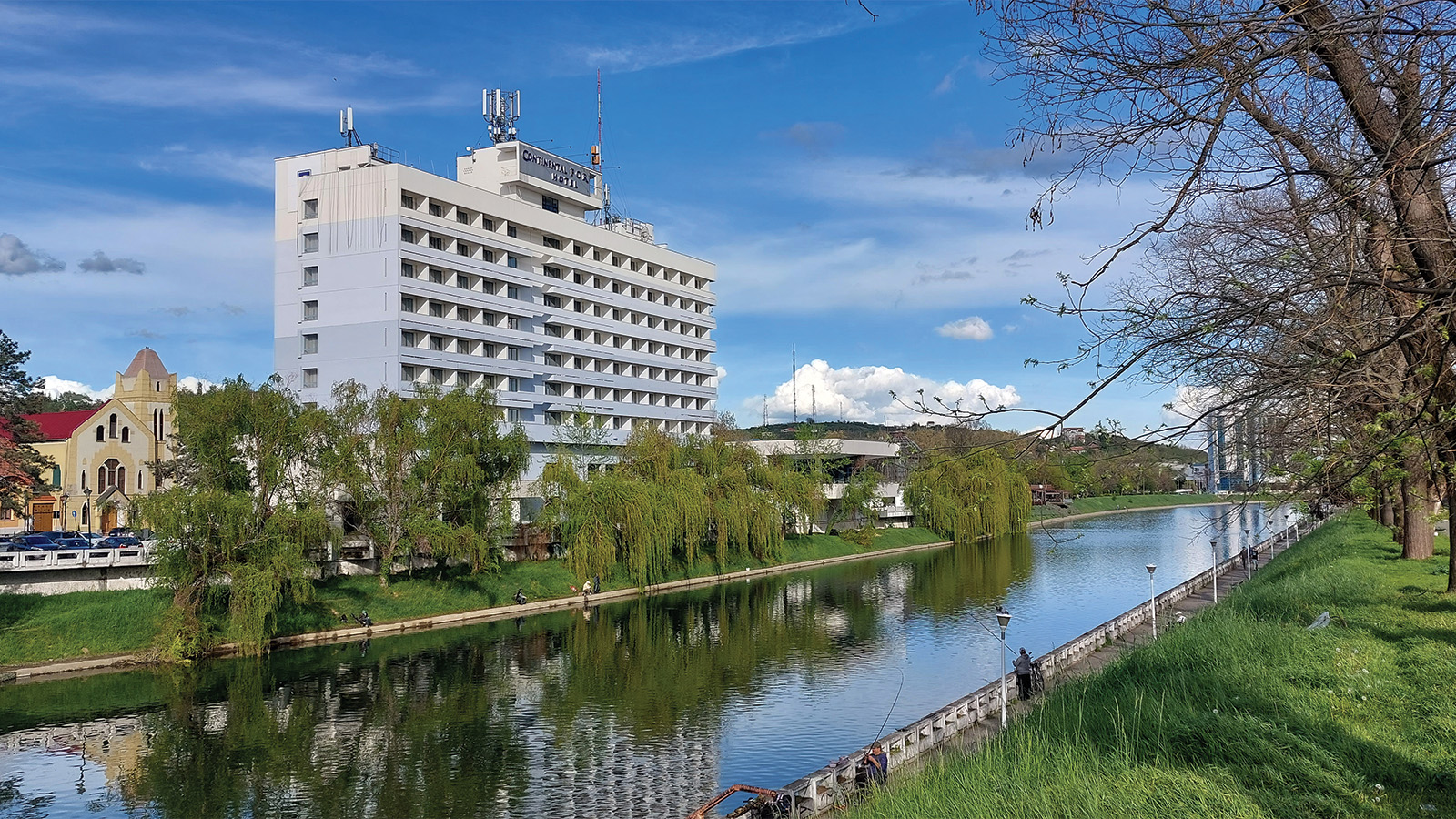 Hotelul Continental Forum Oradea revine pe piață după o renovare de amploare Unul dintre cele mai importante hoteluri din Oradea, parte a lanțului românesc Continental Hotels, își relansează activitatea după o investiție de aproximativ 20 de milioane de lei