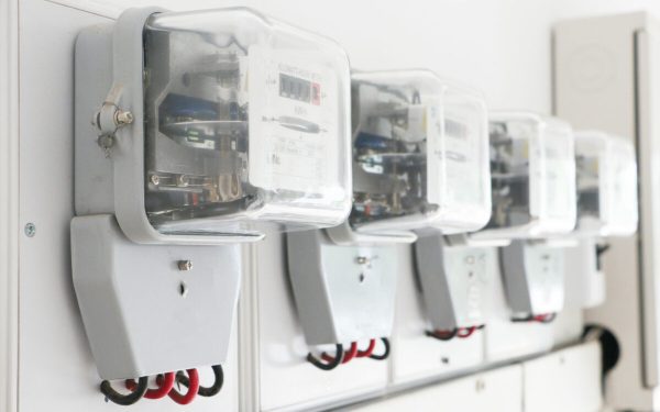 Preț record la energie: Sub 1 leu/kWh la PPC. Cine sunt norocoșii?