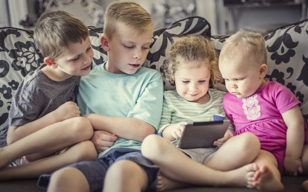 Minorii, BLOCAȚI de pe net și social media. UE lansează aplicația de vârstă