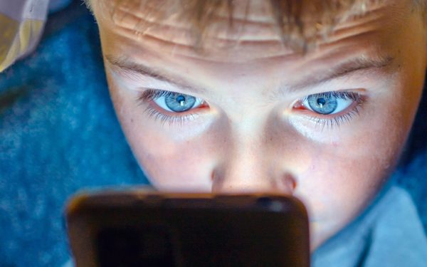 Noua prăpastie digitală: Copiii, experți în AI, părinții, depășiți