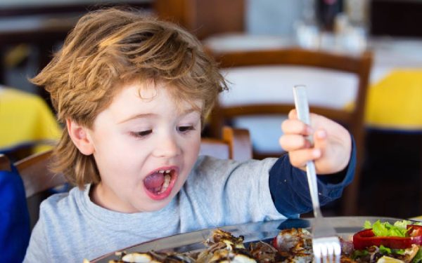 De ce refuză copiii mâncarea: Nu e moft, ci un secret biologic!