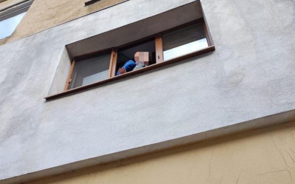 Copil, pe muchie de fereastră, salvat IN EXTREMIS de polițiștii Rutieri