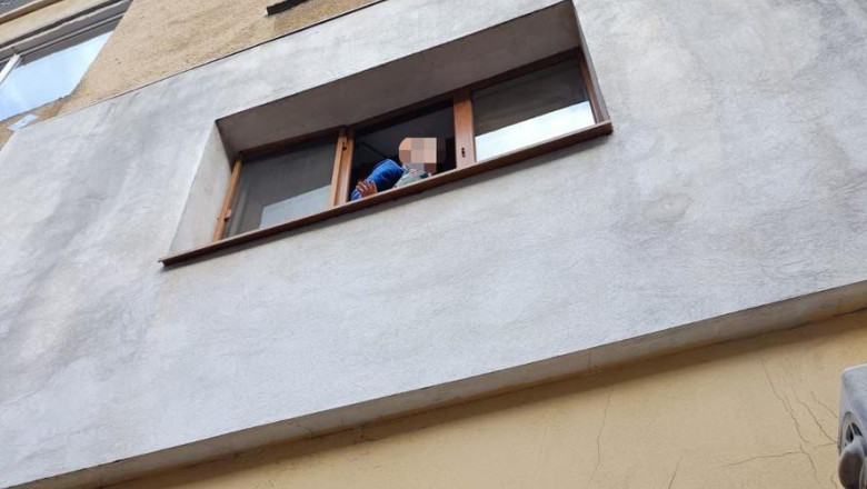 Copil, pe muchie de fereastră, salvat IN EXTREMIS de polițiștii Rutieri